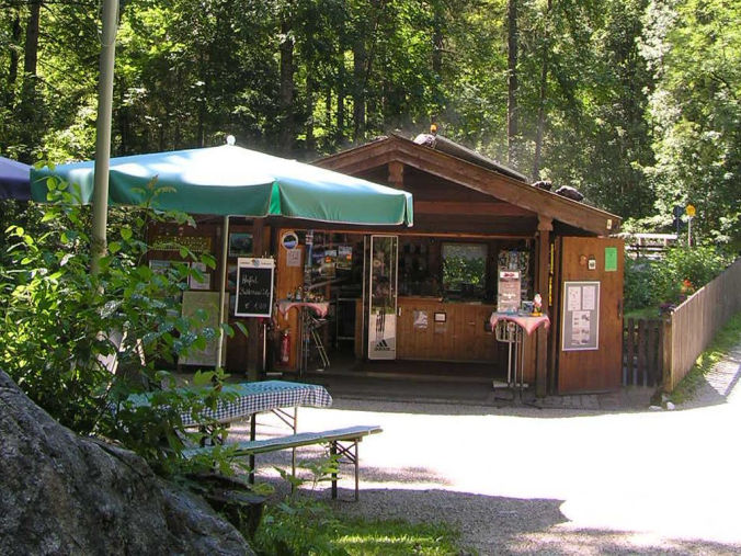 Ansicht Kiosk Zauberwald am Hintersee im Sommer