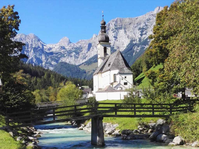 Ansicht Kirche St. Sebastian im Bergsteigerdorf Ramsau